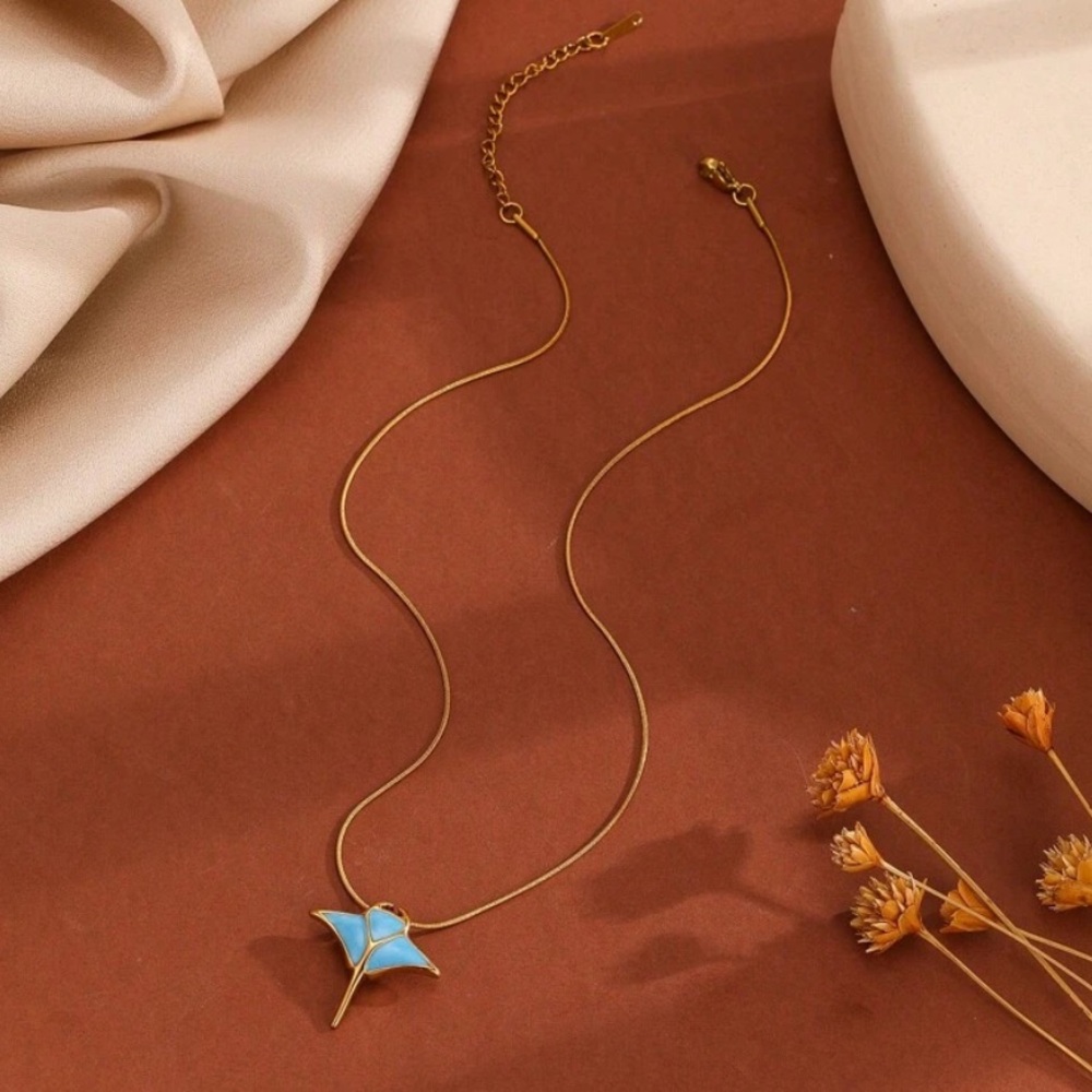 Manta Ray Gold Necklace - Picture 5 of 8